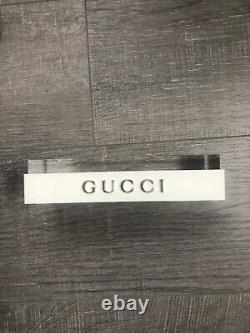 GUCCI Display OFFICIAL DEALER LOGO PLAQUE IN WHITE PLEXIGLASS Silver Gucci