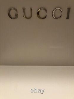 GUCCI Display OFFICIAL DEALER LOGO PLAQUE IN WHITE PLEXIGLASS Silver Gucci 2 Lot