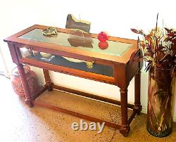 PETITE VINTAGE DISPLAY TABLE with Interior LIGHTING for Collectibles. Very Nice