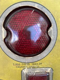 VERY RARE LYNX EYE 1940s AUTOMOTIVE RED GLASS TAIL LAMP LENS STORE DISPLAY